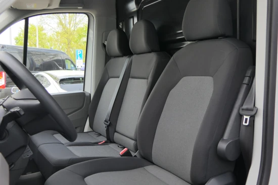 Volkswagen Crafter 30 2.0 TDI 140pk L3H2 Comfortline | Betimmering | Trekhaak | Parkeersensoren | Compleet