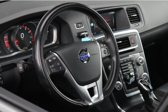 Volvo V60 T4 R-Design | Navigatie | Leder-Alcantara | Cruise Control | Climate Control | 18 Inch