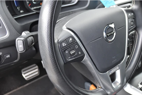 Volvo V40 T3 R-Design Intellisafe!! #Pano #HarmanKardon #Standkachel