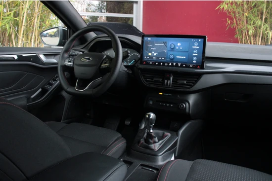 Ford Focus Wagon 1.0 EcoBoost Hybrid ST Line | Parkeersensoren V+A | Stuur- en stoelverwarming | Apple Carplay/Android Auto | Cruise Contro