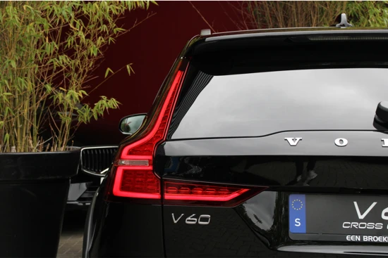 Volvo V60 Cross Country B5 AWD Ultimate | Harman/Kardon | Stoelventilatie en -massage | Schuifdak | Pilot Assist | Keyless | 20" velgen