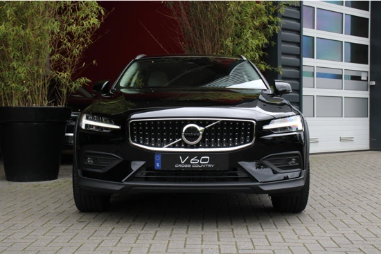 Volvo V60 Cross Country B5 AWD Ultimate | Harman/Kardon | Stoelventilatie en -massage | Schuifdak | Pilot Assist | Keyless | 20" velgen