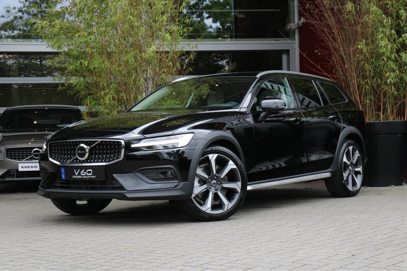 Volvo V60 Cross Country B5 AWD Ultimate | Harman/Kardon | Stoelventilatie en -massage | Schuifdak | Pilot Assist | Keyless | 20" velgen