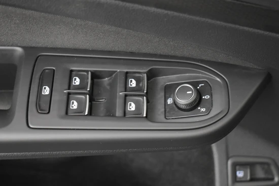 Volkswagen Golf 1.4 eHybrid GTE 245pk | Adaptief cruise control | Navigatie | Led koplampen | App connect | Parkeersensoren v+a | Stuur + Stoelv
