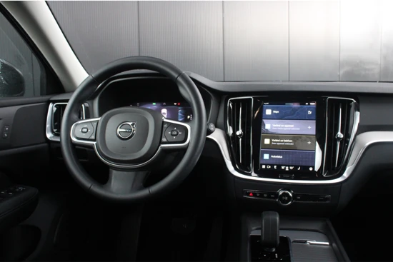 Volvo V60 B4 Core | Leder | Pilot Assist | BLIS | Stoel/Stuur verwarming | Trekhaak | Camera | PDC V+A