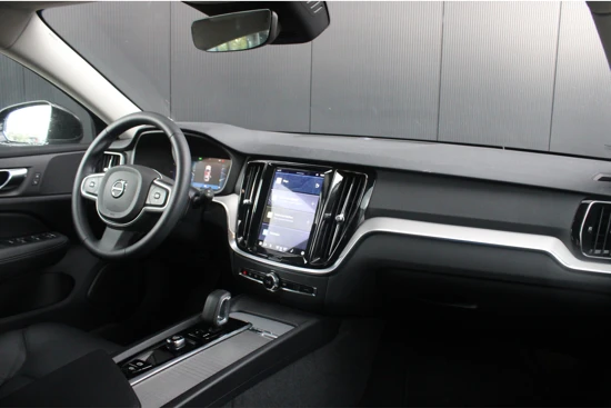 Volvo V60 B4 Core | Leder | Pilot Assist | BLIS | Stoel/Stuur verwarming | Trekhaak | Camera | PDC V+A