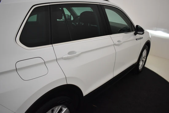 Volkswagen Tiguan 1.5 TSI 150PK Life DSG/AUTOMAAT | Adaptieve Cruise Control | Zwenkbare trekhaak | Achteruitrijcamera | App-Connect | Stoelen+stu