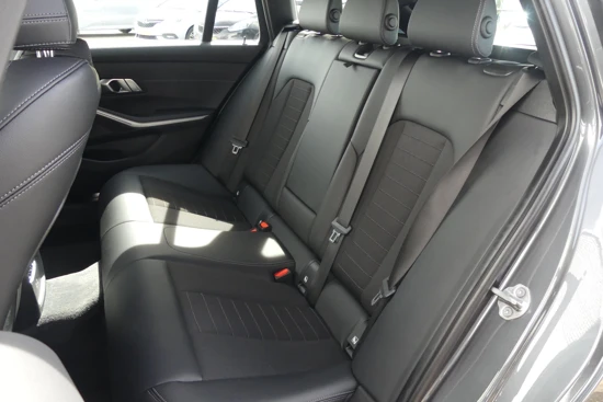 BMW 3 Serie Touring 318i Business Edition Automaat | Sportstoelen | Led | Navi | PDC V+A | 18"LMV |