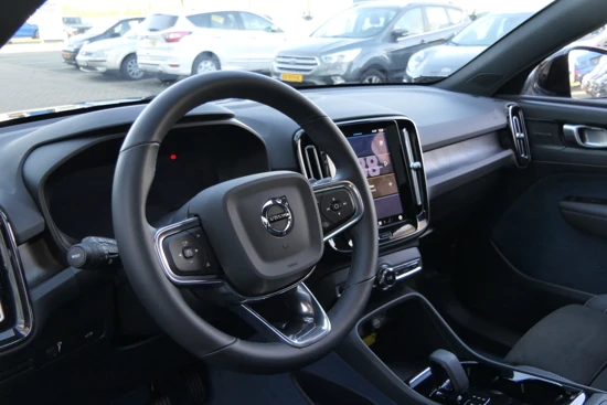 Volvo C40 Recharge Twin Intro Edition | Panoramadak | Harman/Kardon | Pixel LED | 20 Inch | Luxe Bekleding