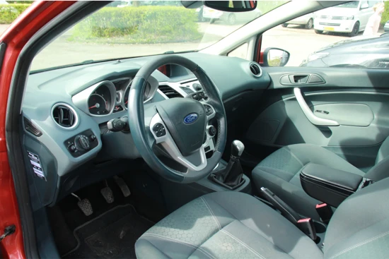 Ford Fiesta 1.25 TITANIUM | TREKHAAK | CLIMA | CRUISE | LM. VELGEN | VOORRUITVERWARMING | PARKEERSENSOREN