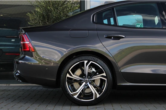 Volvo S60 Recharge T6 AWD Ultimate Dark | Panoramadak | Standkachel | Harman Kardon | BLIS | HUD | Elektrische Stoelen | 19 Inch