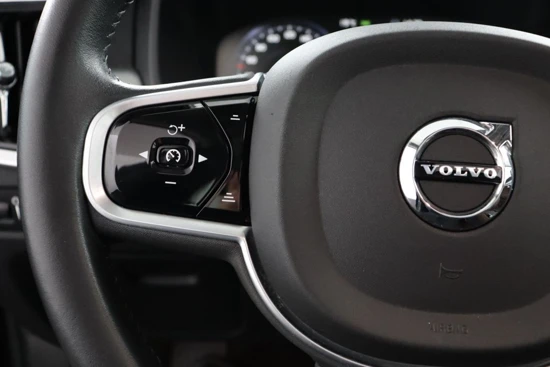 Volvo V90 T4 Momentum | Head-Up display | Lederen interieur | Semi elektrische trekhaak | Adaptieve cruise control incl. BLIS | Panoramisc