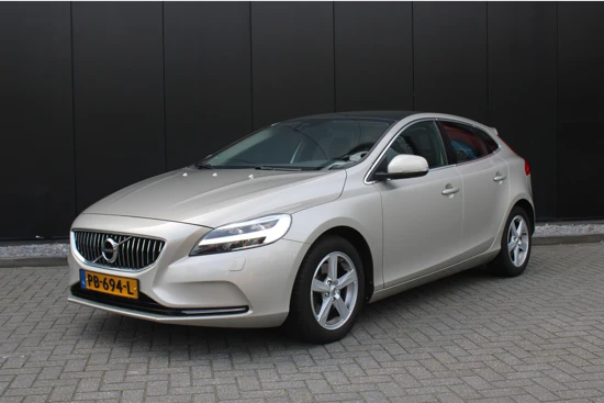 Volvo V40 T3 Nordic+ | Panoramadak | Trekhaak | Leder | Camera | Standkachel | Full LED