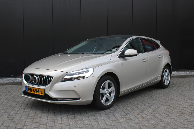 Volvo V40 T3 Nordic+ | Panoramadak | Trekhaak | Leder | Camera | Standkachel | Full LED