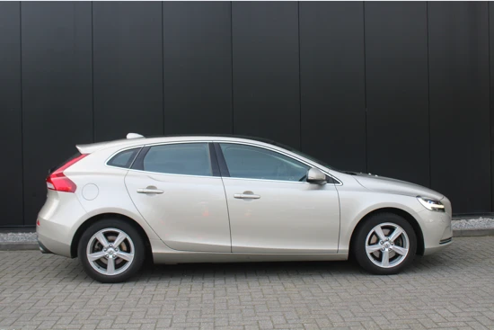 Volvo V40 T3 Nordic+ | Panoramadak | Trekhaak | Leder | Camera | Standkachel | Full LED