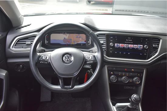 Volkswagen T-Roc 1.5 TSI Style Business 150pk | Navigatie | Trekhaak | AllSeason | Elektr. Achterklep | Adaptive Cruise | Climate Control | Deale