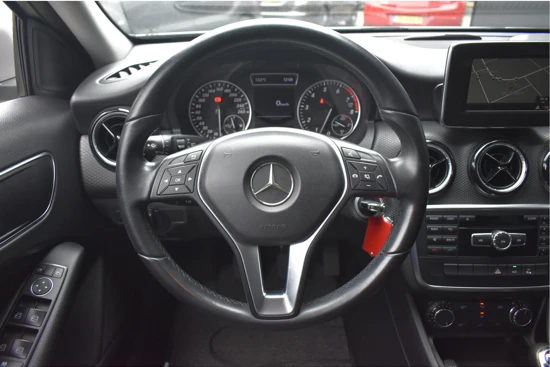 Mercedes-Benz A-Klasse 180 Edition Navigatie | Parkeersensoren | Bluetooth | Nette Staat | Zomer + Winterbanden aanwezig! |