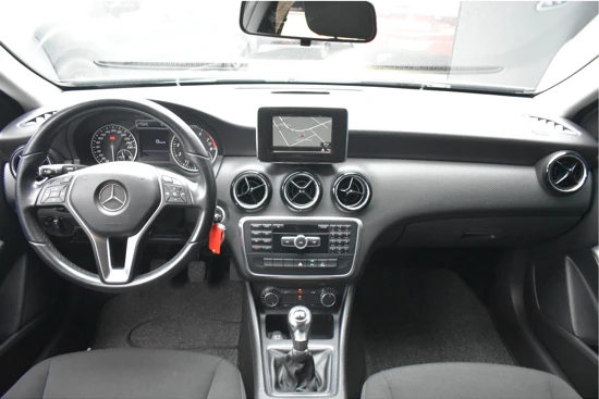 Mercedes-Benz A-Klasse 180 Edition Navigatie | Parkeersensoren | Bluetooth | Nette Staat | Zomer + Winterbanden aanwezig! |