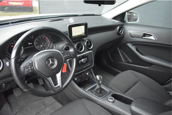 Mercedes-Benz A-Klasse 180 Edition Navigatie | Parkeersensoren | Bluetooth | Nette Staat | Zomer + Winterbanden aanwezig! |