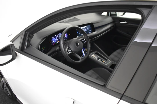 Volkswagen Golf 1.4 eHybrid GTE 245pk | Cruise control | Navigatie | Led koplampen | App connect | DAB radio | Parkeersensoren v+a | 18"LMV
