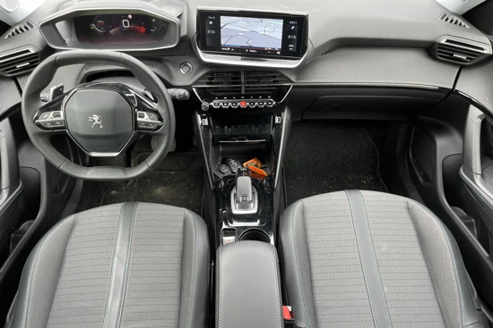 Peugeot 2008 1.2 130PK EAT8 Automaat Allure Pack | Navigatie | Climate | Cruise | 17" LMV | Camera en Sensoren | LED | Virtueel Dash | Etc