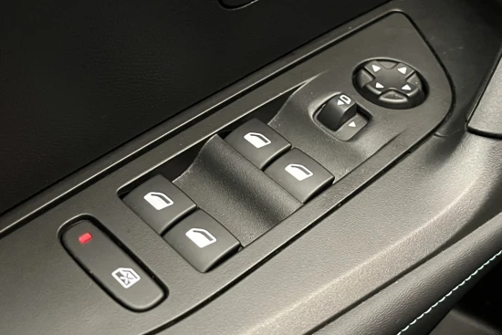 Peugeot 2008 Allure Pack 1.2 130PK | Automaat | Camera | Navigatie | Carplay | 17'' Lichtmetaal | Clima | Cruise | getint glas |