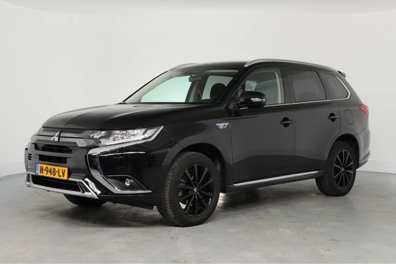 Mitsubishi Outlander 2.4 PHEV Pure | Camera | Cruise | Clima | Stoelverwarming | 18'' Lichtmetalen Velgen | Keyless | DAB