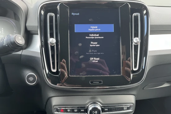 Volvo XC40 T4 Recharge Bright | Camera | Stoelverwarming | 19 Inch | Privacy Glass | CarPlay Android Auto