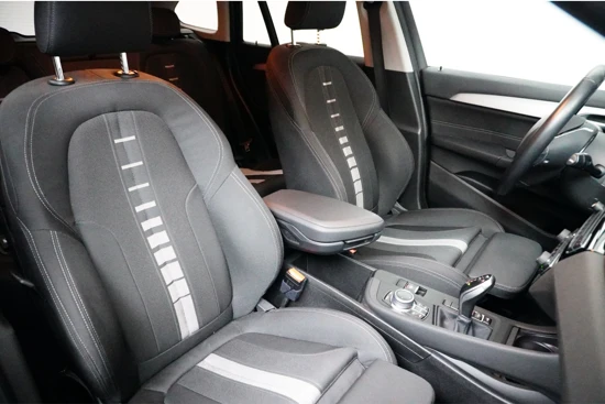 BMW X1 sDrive18i High Executive Edition Automaat | Wegkl. Trekhaak | Navigatie | Stoelverwarming | Navigatie | Comfortstoelen | Parkeer