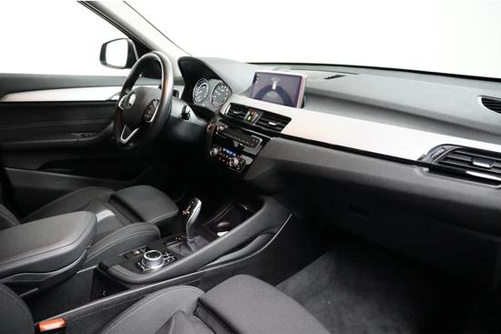 BMW X1 sDrive18i High Executive Edition Automaat | Wegkl. Trekhaak | Navigatie | Stoelverwarming | Navigatie | Comfortstoelen | Parkeer