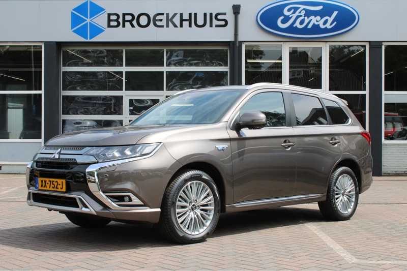 Mitsubishi Outlander 2.4PHEV INSTYLE | VOL! | PANO DAK | LEER | 360 CAMERA | ADAPTIVE CRUISE | STOEVERWARMING | ORIGINEEL NL! | DEALER OH |