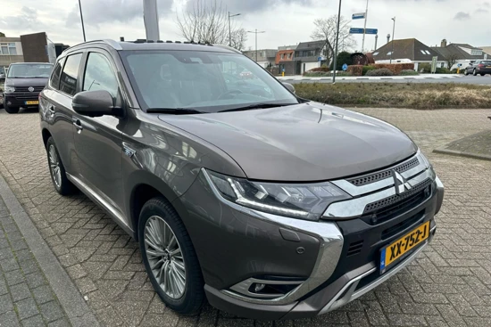 Mitsubishi Outlander 2.4PHEV INSTYLE | VOL! | PANO DAK | LEER | 360 CAMERA | ADAPTIVE CRUISE | STOEVERWARMING | ORIGINEEL NL! | DEALER OH |