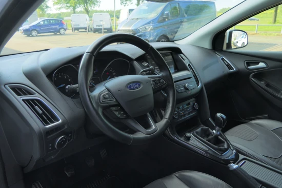 Ford Focus Wagon 1.0 Titanium | Xenon | Trekhaak | BLIS | Stoelverwarming | Verwarmde Voorruit