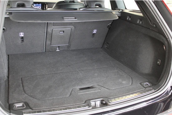 Volvo V60 B4 200PK Plus Dark | BLIS | Sportstoelen | Camera | Pilot Assist | Memory stoelen | Achterb verwarming