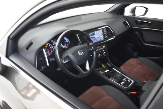 SEAT Ateca 1.4 EcoTSI 150PK Xcellence | Adaptieve Cruise Control | Panoramadak | App-Connect | Achteruitrijcamera | Trekhaak | Voorstoelen