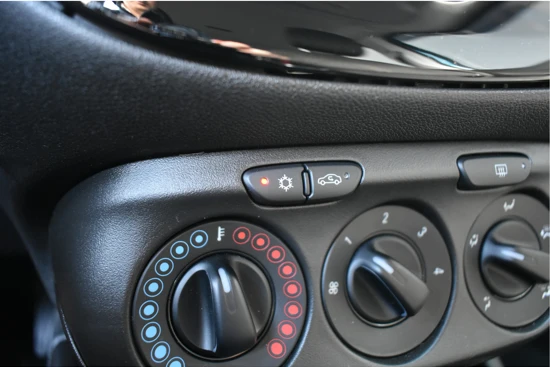 Opel Corsa 1.4 Online Edition Automaat | Afn. Trekhaak | Navigatie | Comfortstoelen | AllSeason | Dealeronderhouden | Parkeersensoren | Arm