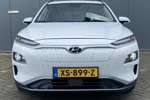 Hyundai KONA EV Premium Sky 64kWh 204pk | Schuifdak | Leder | Stoelventilatie | Head-up display | Camera | Adaptive cruise control