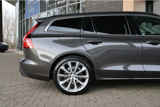 Volvo V60 Volvo V60 B4 Core | Adaptieve Cruise Control | Stoelverwarming voor+achter | Stuurwielverwarming | 19 Inch | Pilot Assist | BLIS