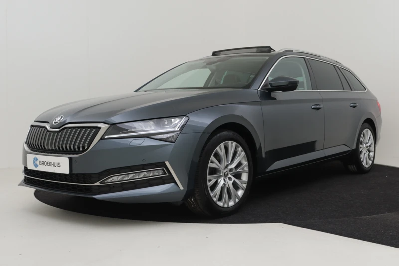 Škoda Superb Combi 1.4 TSI iV Business Edition Plus 218pk | Adaptief cruise control | Navigatie | Panorama dak | Elektrische stoelen met gehe