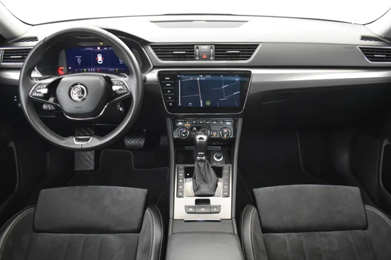 Škoda Superb Combi 1.4 TSI iV Business Edition Plus 218pk | Adaptief cruise control | Navigatie | Panorama dak | Elektrische stoelen met gehe