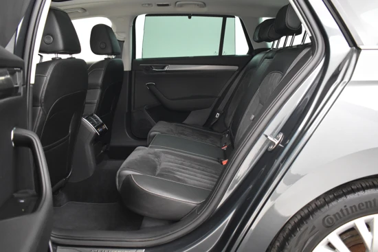 Škoda Superb Combi 1.4 TSI iV Business Edition Plus 218pk | Adaptief cruise control | Navigatie | Panorama dak | Elektrische stoelen met gehe