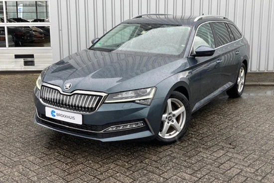 Škoda Superb Combi 1.4 TSI iV Business Edition Plus 218pk | Adaptief cruise control | Navigatie | Panorama dak | Elektrische stoelen met gehe