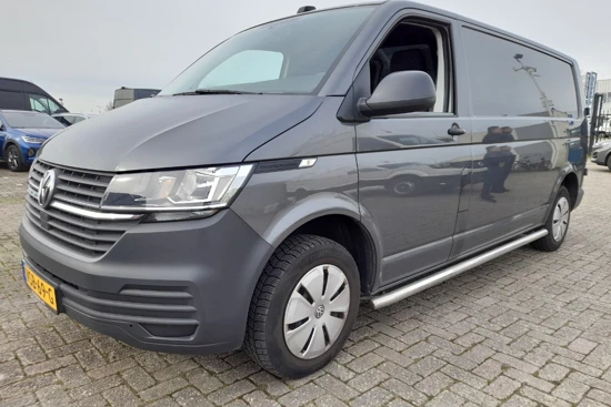 Volkswagen Transporter 2.0 TDI 110 pk L2H1 | Airco | Trekhaak | Side Bars | Laadruimte betimmering | Cruise control |