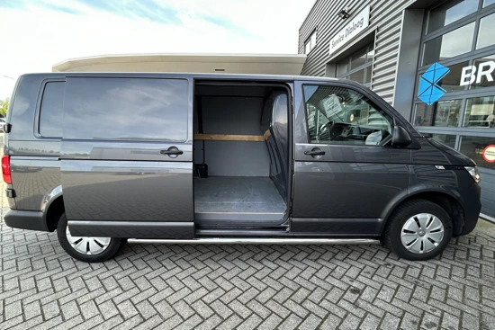 Volkswagen Transporter 2.0 TDI 110 pk L2H1 | Airco | Trekhaak | Side Bars | Laadruimte betimmering | Cruise control |