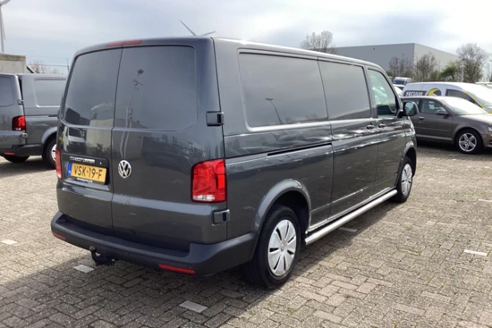 Volkswagen Transporter 2.0 TDI L2H1 28 Economy Business | Trekhaak | Cruise | Parkeersensoren | Side-Bars | 3-Persoons | Laadruimte Betimmering |