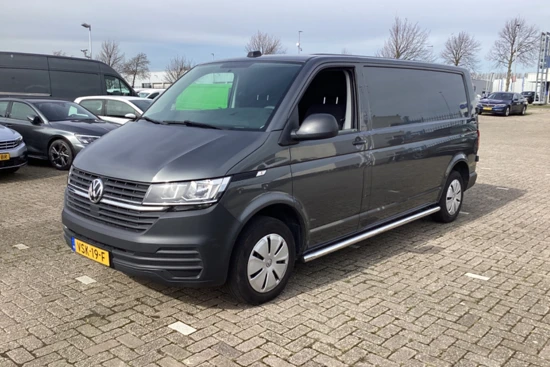 Volkswagen Transporter 2.0 TDI L2H1 28 Economy Business | Trekhaak | Cruise | Parkeersensoren | Side-Bars | 3-Persoons | Laadruimte Betimmering |