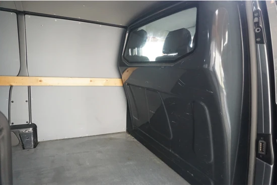 Volkswagen Transporter 2.0 TDI L2H1 28 Economy Business | Trekhaak | Cruise | Parkeersensoren | Side-Bars | 3-Persoons | Laadruimte Betimmering |