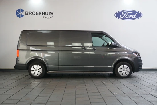 Volkswagen Transporter 2.0 TDI L2H1 28 Economy Business | Trekhaak | Cruise | Parkeersensoren | Side-Bars | 3-Persoons | Laadruimte Betimmering |