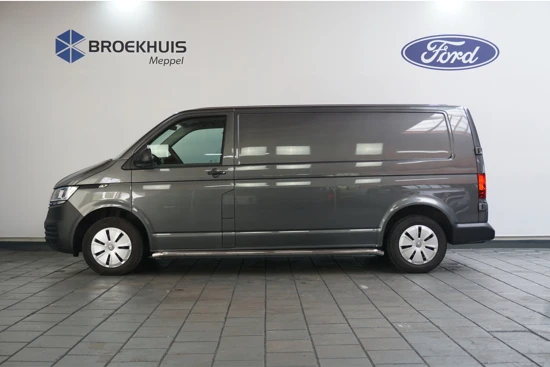 Volkswagen Transporter 2.0 TDI L2H1 28 Economy Business | Trekhaak | Cruise | Parkeersensoren | Side-Bars | 3-Persoons | Laadruimte Betimmering |