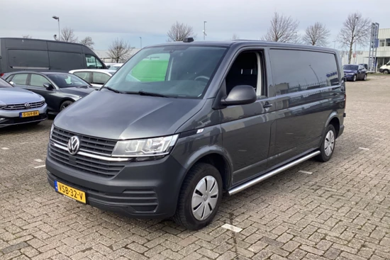 Volkswagen Transporter 2.0 TDI L2H1 28 Economy Business | Trekhaak | Cruise | Parkeersensoren | Side-Bars | 3-Persoons | Laadruimte Betimmering |